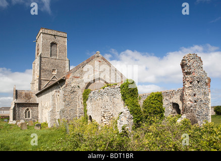 Regno Unito, Inghilterra, Norfolk, Waxham, St Johns chiesa e le rovine della vecchia cappella medievale Foto Stock