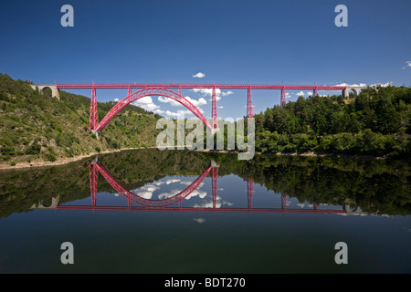 Il viadotto Garabit stretching attraverso le gole di Truyere. Viaduc de Garabit enjambant Les Gorges de la Truyère. Foto Stock