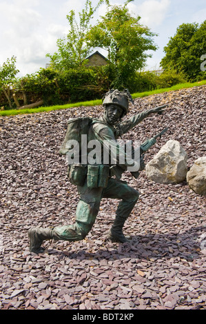 Statua del soldato al di fuori di fanteria Scuola di battaglia a linee Dering in Brecon Galles POWYS REGNO UNITO Foto Stock