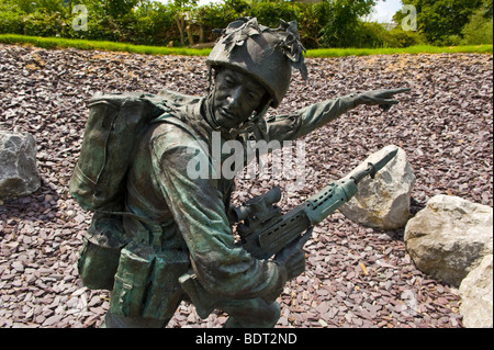 Statua del soldato al di fuori di fanteria Scuola di battaglia a linee Dering in Brecon Galles POWYS REGNO UNITO Foto Stock