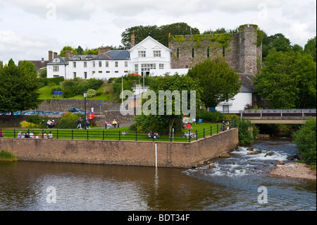 Vista sul Fiume Usk verso Castle Hotel a Brecon Galles POWYS REGNO UNITO Foto Stock