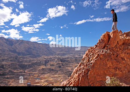 Ragazzo adolescente su un viaggio avventura in Perù cercando nel Canyon del Colca Foto Stock