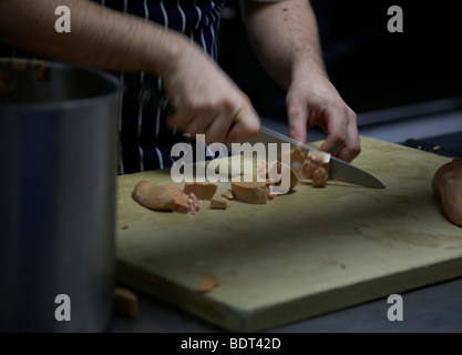 La trinciatura pate in cucina Foto Stock