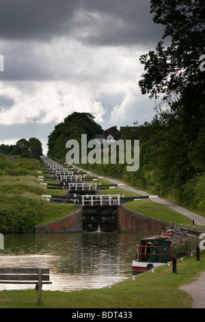 Caen Hill serrature, Devizes sul Kennet & Avon Canal con un cielo pesante Foto Stock