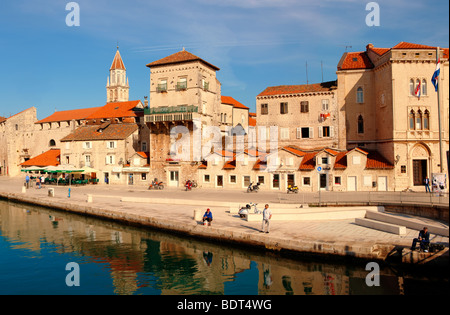 Il Trogir fronte porto con edifici medievali - Croazia Foto Stock