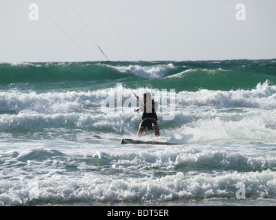 Kitesurfer accelerando attraverso le onde a Les Pieux, Normandia, Francia Foto Stock