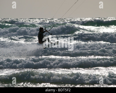 Kitesurfer accelerando attraverso le onde a Les Pieux, Normandia, Francia Foto Stock