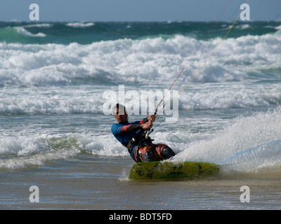 Kitesurfer accelerando attraverso le onde a Les Pieux, Normandia, Francia Foto Stock