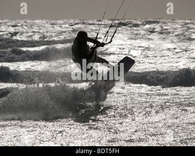 Kitesurfer saltando attraverso le onde a Les Pieux, Normandia, Francia Foto Stock