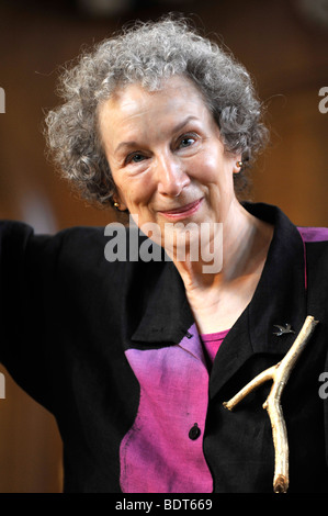 Margaret Atwood legge dal suo libro l Anno dell'Alluvione a St James's Chiesa, Piccadilly Foto Stock