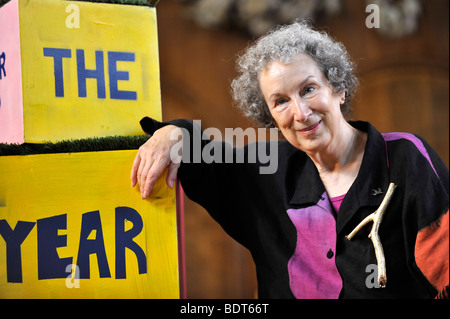 Margaret Atwood legge dal suo libro l Anno dell'Alluvione a St James's Chiesa, Piccadilly Foto Stock