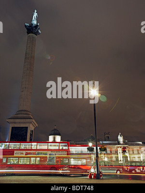 Una lunga esposizione immagine della Colonna di Nelson, e la National Gallery e Trafalgar Square Foto Stock