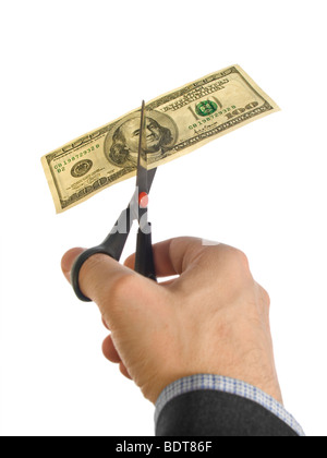 Una mano d'uomo il taglio di un centinaio di dollari con un paio di forbici. Foto Stock