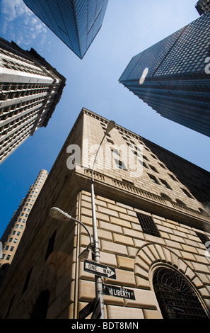 La Federal Reserve Bank di New York (in primo piano), Liberty Street, Foto Stock