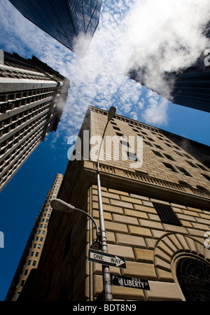 La Federal Reserve Bank di New York (in primo piano), Liberty Street, Foto Stock