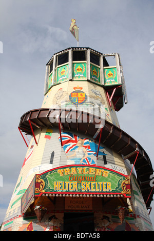 Un Helter Skelter luna park ride in U.K. Foto Stock