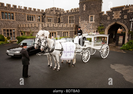 Funerale tradizionale nel Kent con il bianco a cavallo il funebre Foto Stock