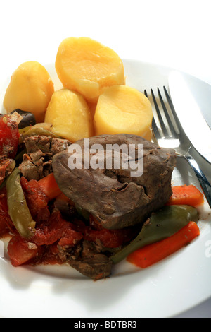 In una casseruola o stufato di agnello, fegato con verdure, servito con patate lesse su una piastra Foto Stock