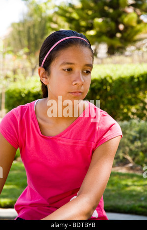 Triste bambino del viso. Ispanico junior alta età ragazza pensando pensieri gravi. Signor premuroso pensiero sognare © Myrleen Pearson Foto Stock