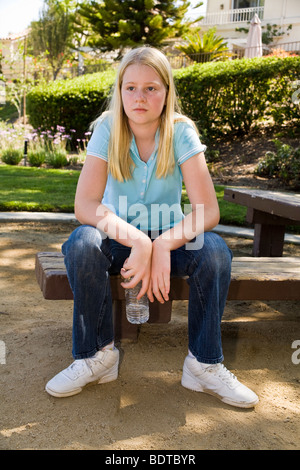 Stati Uniti Junior alta età ragazza 11-13 anni anni riflettendo meditando pensieroso sognare pensando gravi pensieri.Signor ©Myrleen Pearson Foto Stock