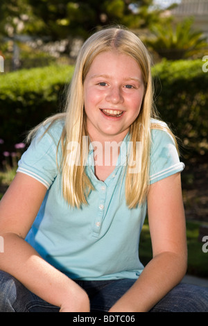 Caucasian 11-12 anni anni bambini bambino sorridente felicemente Tween tween giovane gente fotocamera Stati Uniti .signor © Myrleen Pearson Foto Stock