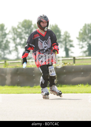 Un singolo skater vestito in abiti Inline in una maratona di beneficenza Foto Stock