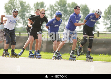 Pattinatori di velocità in linea racing in una gara di carità Foto Stock