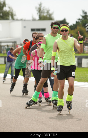 Pattinatori di velocità in linea racing in una gara di carità Foto Stock