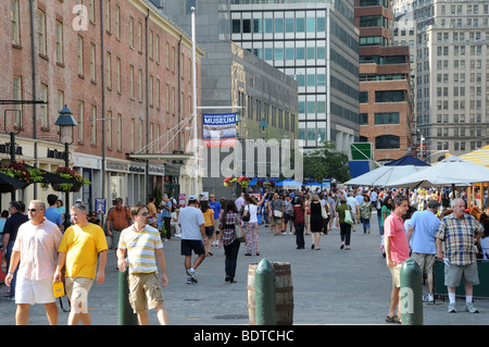 Il South Street Seaport in Manhattan inferiore ai primi di settembre. Il Seaport è un quartiere storico con palazzi ottocenteschi. Foto Stock