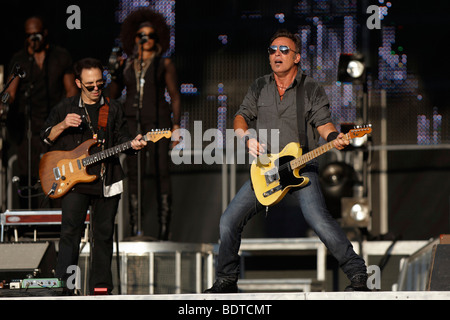 Bruce Springsteen e la E Street Band, lavorando su un tour da sogno, allo Stade de Suisse di Berna, Svizzera Foto Stock
