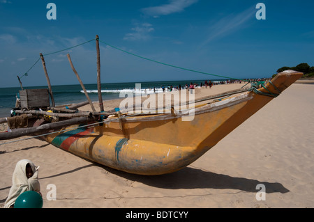 Arugam Bay Sri Lanka spiaggia affollata Asiatiche locali oceano Indiano mare di sabbia persone costa orientale i viaggi di vacanza tradizionale barca da pesca Foto Stock