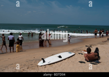 Arugam Bay Sri Lanka spiaggia affollata Asiatiche locali Oceano Indiano mare di sabbia persone east coast surfer surfers holiday travel tavola da surf Foto Stock