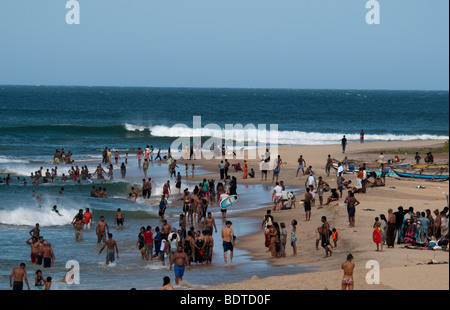 Arugam Bay Sri Lanka spiaggia affollata Asiatiche locali oceano Indiano mare di sabbia persone east coast surfers surf surf poya weekend Foto Stock