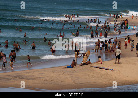 Arugam Bay Sri Lanka spiaggia affollata Asiatiche locali oceano Indiano mare di sabbia persone east coast surfers surf surf Foto Stock