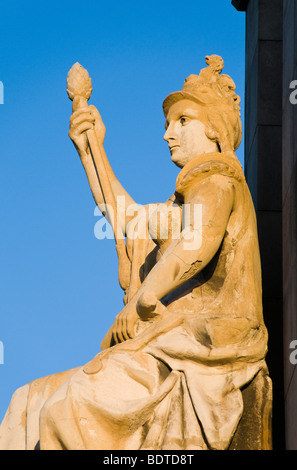 Una statua alla base del monumento a Cristoforo Colombo a Barcellona, Spagna. Foto Stock