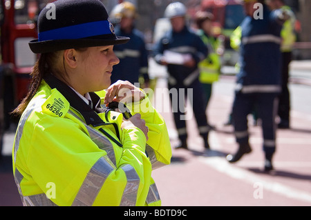 Un sostegno comunitario officer durante l indomani dell'aprile 30th, 2007 Dale Street fire a Manchester in Inghilterra. Foto Stock