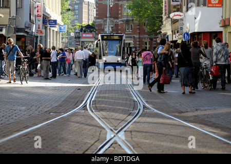 Il tram costringendo il suo modo attraverso strade affollate di Amsterdam. La suddivisione dei tram via Foto Stock