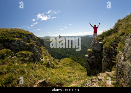 Un escursionista in Monti del Cantal (Auvergne - Francia). Randonneur dans les Monts du Cantal (Auvergne - Francia). Foto Stock