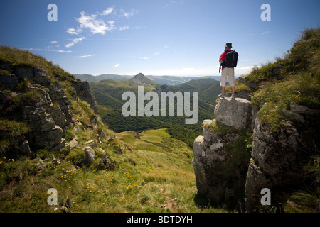 Un escursionista in Monti del Cantal (Auvergne - Francia). Randonneur dans les Monts du Cantal (Auvergne - Francia). Foto Stock