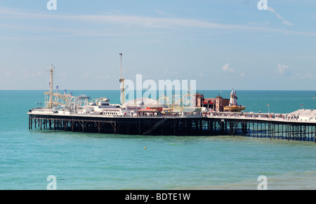 Il Brighton Pier in una giornata di sole Foto Stock