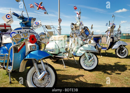 Mods ciclomotore parcheggiato sul lungomare Foto Stock