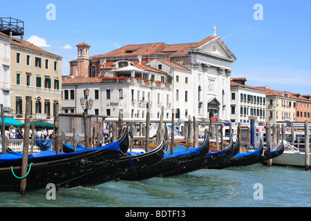 Gondole a Riva degli Schiavoni waterfront, Venezia, Italia Foto Stock