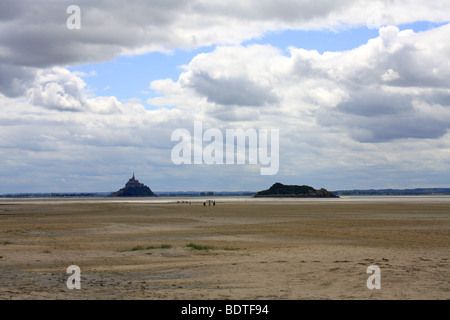 Vista di Mont St Michel attraverso la baia a Bec d'Andaine a Genêts Normandia Francia, Foto Stock