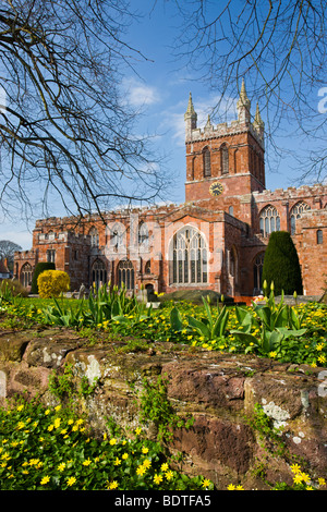 Chiesa di Santa Croce, la chiesa parrocchiale di Crediton in primavera, Devon, Inghilterra. Aprile 2009 Foto Stock