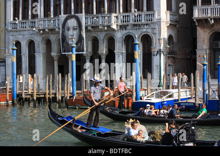 Il giro in gondola sul Canal Grande di Venezia, Italia Foto Stock