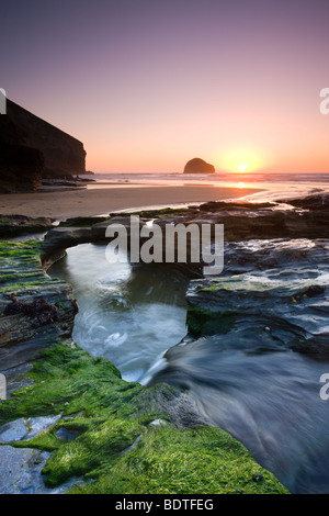 Il canale dell'acqua che scorre al di sotto della roccia naturale arch a Trebarwith Strand spiaggia in Cornovaglia, Inghilterra. Molla (aprile) 2009 Foto Stock