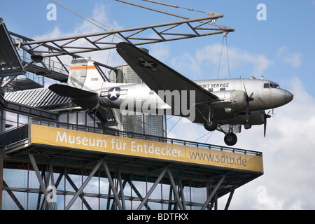 Museo della Tecnologia con C-47 Skytrain candy bombardiere, Berlino, Germania Foto Stock