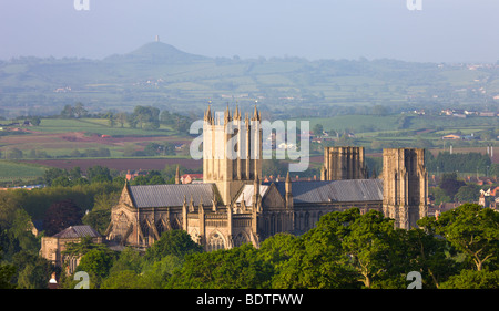 Cattedrale di Wells e Glastonbury Tor in una nebbiosa mattina di primavera, pozzi, Somerset, Inghilterra. Molla (maggio) 2009 Foto Stock