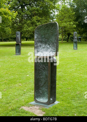 Sculture come parte della "famiglia dell' uomo da Barbara Hepworth a Yorkshire Sculpture Park, West Bretton Wakefield Yorkshire Regno Unito Foto Stock