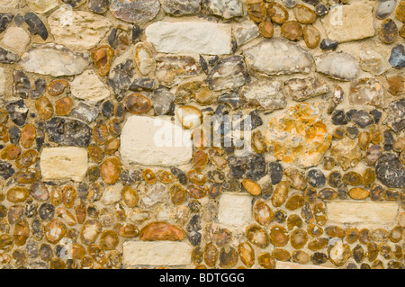 Dettaglio della selce e muro di pietra della discutibile Hall di Aldeburgh, Suffolk, Regno Unito Foto Stock